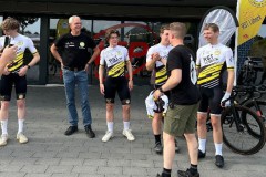 Racing-Team-Trikotuebergabe_3