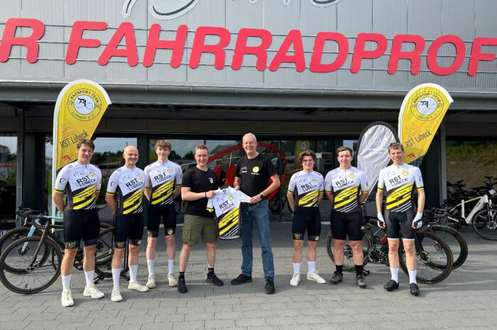 RST Racing Team: Trikotübergabe bei IFP in Ahrensbök